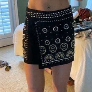 Detailed black mini skirt